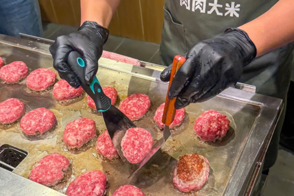高端鐵板燒迎來降維餐飲新模式，平價板前料理強(qiáng)勢破圈